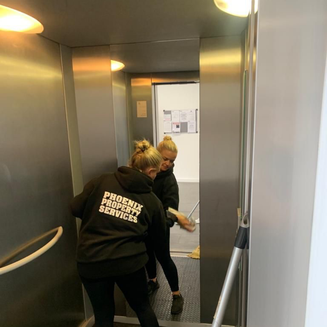 Cleaning a lift
